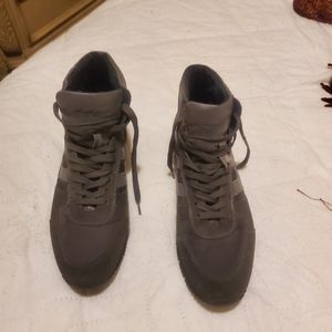 Casual sneaker shoe like new.